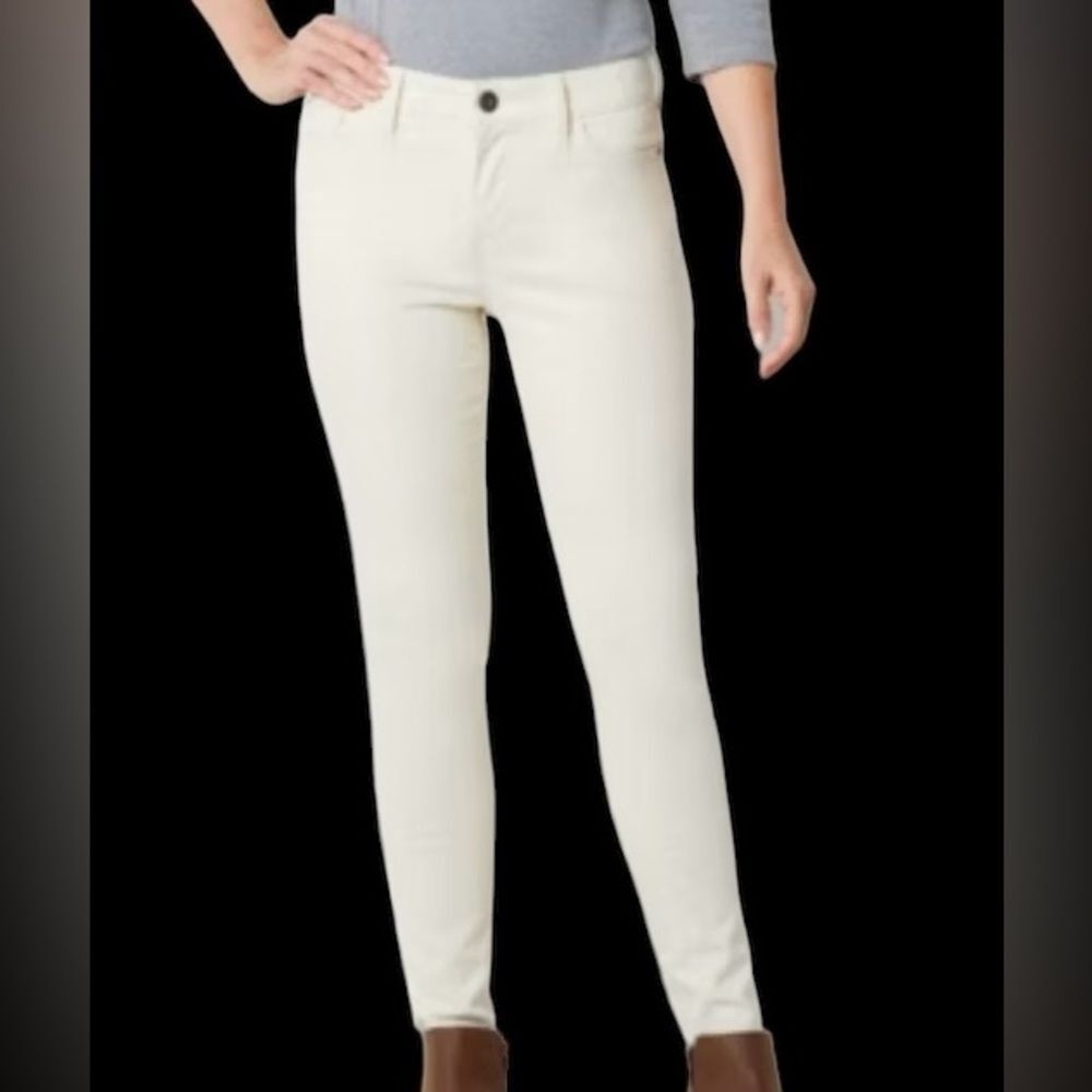 St. John’s Bay women’s mid rise secretly slender skinny fit ivory jeans size 2P